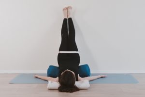 Wie man die restaurative Viparita Karani Yoga Pose übt